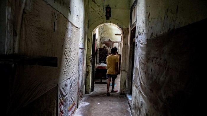 Petugas Kecamatan memeriksa kondisi rumah tua abad ke-19 yang akan di bongkar di kawasan Glodok, Jakarta, Senin (24/7/2023). Bangunan tua tersebut rencana akan bongkar pihak Kecamatan Taman Sari untuk dijadikan kantor kecamatan. ANTARA FOTO/Muhammad Adimaja