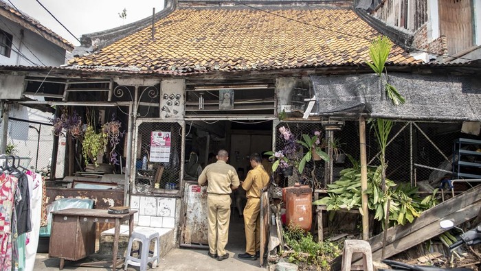 Petugas Kecamatan memeriksa kondisi rumah tua abad ke-19 yang akan di bongkar di kawasan Glodok, Jakarta, Senin (24/7/2023). Bangunan tua tersebut rencana akan bongkar pihak Kecamatan Taman Sari untuk dijadikan kantor kecamatan. ANTARA FOTO/Muhammad Adimaja