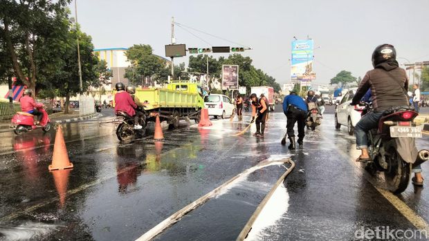 Penanganan tumpahan oli di Jl Soekarno-Hatta, Kota Bandung