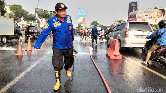 Penanganan tumpahan oli di Jl Soekarno-Hatta, Kota Bandung