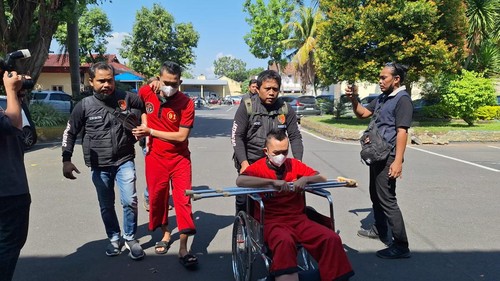 Dua spesialis pencurian dengan modus pecahkan kaca mobil insial EW dan FI dibekuk Ditreskrimum Polda NTB, Senin (24/7/2023).