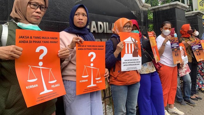 Pendukung ART Gelar Aksi di Depan PN Jaksel