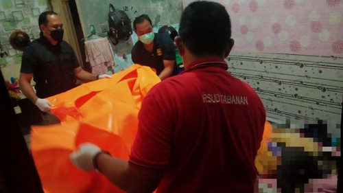 Polisi melakukan evakuasi terhadap jenazah perempuan penghuni salah satu kos-kosan di Abiantuwung, Kediri.