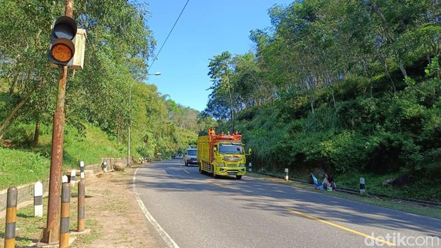 Pengendara melintas jalan raya Kebun Krumput, Desa Pageralang, Kecamatan Kemranjen, Kabupaten Banyumas, Minggu (23/7/2023).