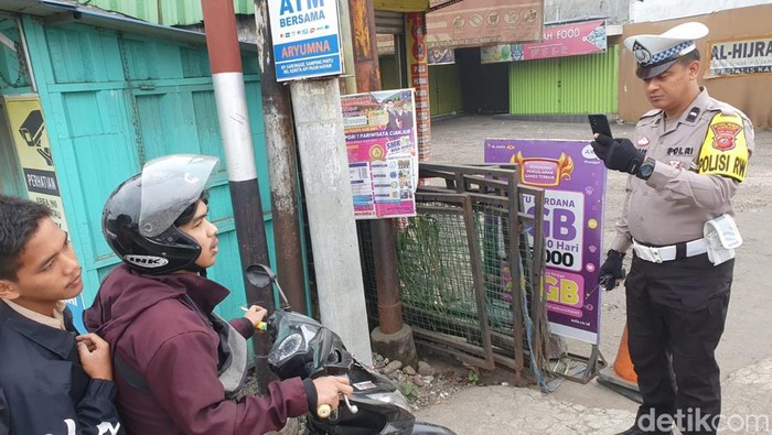 Pengendara tak pakai helm ditilang elektronik
