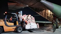 Bantuan logistik dari Panglima TNIdikirim bersama bansos dari Kementerian Sosial (Kemensos) RI.  