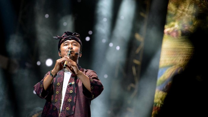 Seniman menampilkan pertunjukan tari kolosal saat penutupan Sanur Village Festival 2023 di Sanur, Denpasar, Bali, Minggu (23/7/2023). Festival itu dikunjungi sekitar 70 ribu orang pengunjung selama lima hari pelaksanaan dengan membawa pesan pentingnya melestarikan laut kepada masyarakat dan wisatawan melalui berbagai penyelenggaraan kegiatan seni budaya serta konservasi lingkungan. ANTARA FOTO/Fikri Yusuf/tom.