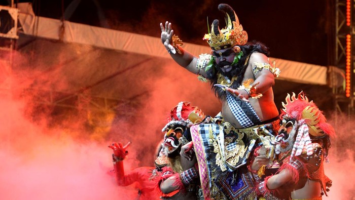 Seniman menampilkan pertunjukan tari kolosal saat penutupan Sanur Village Festival 2023 di Sanur, Denpasar, Bali, Minggu (23/7/2023). Festival itu dikunjungi sekitar 70 ribu orang pengunjung selama lima hari pelaksanaan dengan membawa pesan pentingnya melestarikan laut kepada masyarakat dan wisatawan melalui berbagai penyelenggaraan kegiatan seni budaya serta konservasi lingkungan. ANTARA FOTO/Fikri Yusuf/tom.