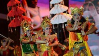 Seniman menampilkan pertunjukan tari kolosal saat penutupan Sanur Village Festival 2023 di Sanur, Denpasar, Bali, Minggu (23/7/2023). 