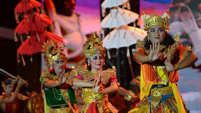 Seniman menampilkan pertunjukan tari kolosal saat penutupan Sanur Village Festival 2023 di Sanur, Denpasar, Bali, Minggu (23/7/2023). Festival itu dikunjungi sekitar 70 ribu orang pengunjung selama lima hari pelaksanaan dengan membawa pesan pentingnya melestarikan laut kepada masyarakat dan wisatawan melalui berbagai penyelenggaraan kegiatan seni budaya serta konservasi lingkungan. ANTARA FOTO/Fikri Yusuf/tom.