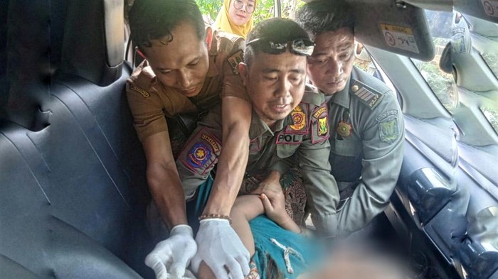 Perempuan telanjang kejar warga dan wisatawan di Sukabumi