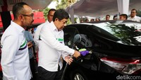 Direktur Logistik & Infrastruktur PT Pertamina (Persero) Alfian Nasution melakukan pengisian BBM jenis Pertamax Green 95 saat peluncuran di SPBU MT Haryono, Jakarta, Selasa (24/7/2023).  