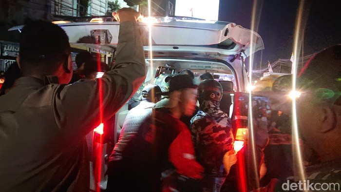Petugas evakuasi pria misterius yang melompat dari atas jembatan di Purwakarta.