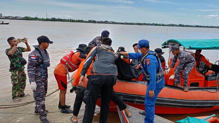 Petugas gabungan saat melakukan evakuasi korban dari sungai