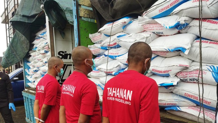 Polisi gagalkan pengiriman pupuk bersubsidi sebanyak 25 ton di Pandeglang.