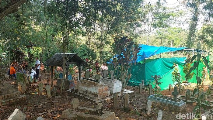 Polisi membongkar makam dan melakukan autopsi terhadap jenazah pria diduga jadi korban pembunuhan di Boja, Kendal, Senin (24/7/2023).
