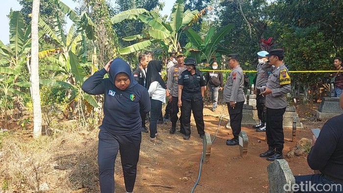 Polisi membongkar makam dan melakukan autopsi terhadap jenazah pria diduga jadi korban pembunuhan di Boja, Kendal, Senin (24/7/2023).