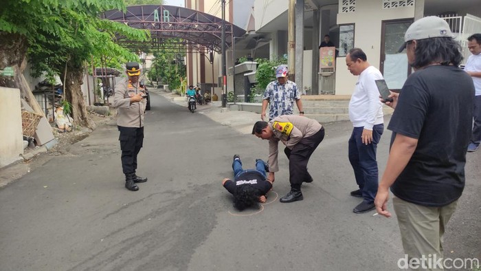 Polisi memeriksa lokasi pembunuhan driver taksi online di Semarang, Senin (24/7/2023).