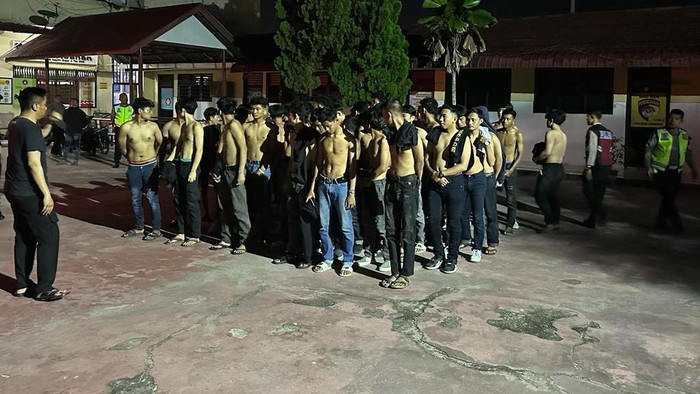 Polisi mengamankan 60 remaja karena diduga pesta miras