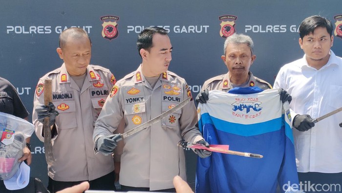 Polisi menunjukan barang bukti kasus tersebut.