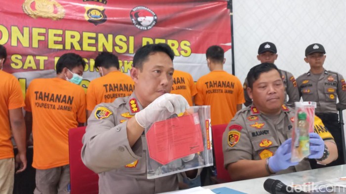 Polisi menunjukkan barang bukti dan tersangka narkoba di Jambi. (Dimas Sanjaya/detikSumbagsel)