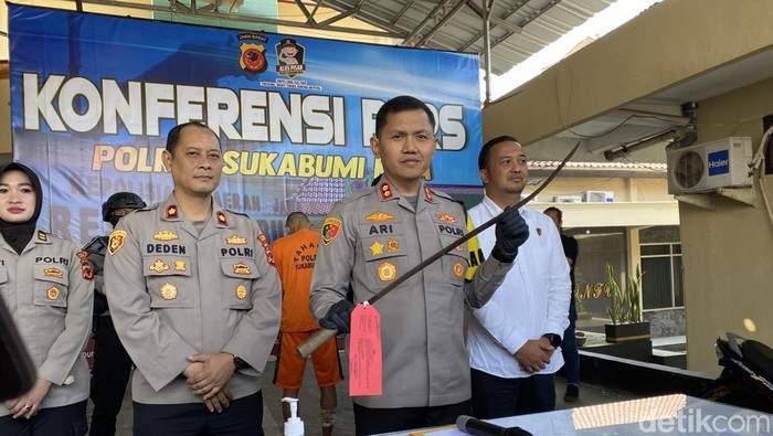 Polisi menunjukkan barang bukti pembacokan ayah-anak di Sukabumi