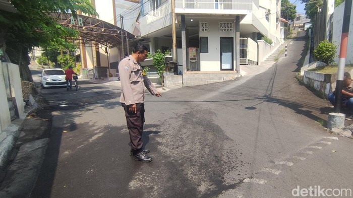 Polisi menunjukkan lokasi temuan mayat pria bersimbah darah di tengah jalan Semarang, Senin (24/7/2023).