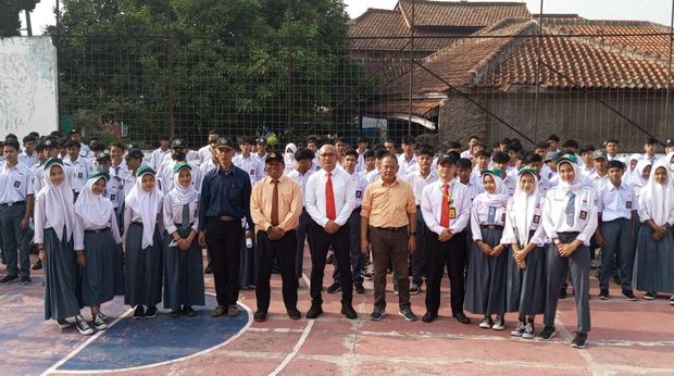 Polisi saat memberi pemahaman soal bahaya narkoba kepada pelajar Cimahi