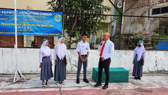 Polisi saat memberi pemahaman soal bahaya narkoba kepada pelajar Cimahi