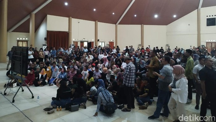 Polri akan mengumumkan hasil akhir proses Seleksi Taruna Akpol 2023 siang ini. Keluarga calon taruna (catar) berdatangan ke Gedung Serba Guna Akpol. (Audrey Santoso/detikcom)