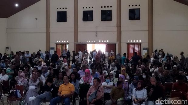 Polri akan mengumumkan hasil akhir proses Seleksi Taruna Akpol 2023 siang ini. Keluarga calon taruna (catar) berdatangan ke Gedung Serba Guna Akpol. (Audrey Santoso/detikcom)