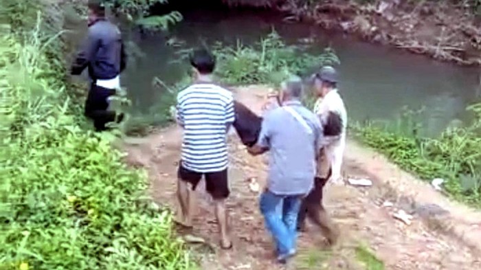 Potongan video warga saat mengevakuasi jasad peserta MPLS tenggelam di Sungai
