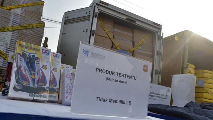 Kementerian Perdagangan memusnahkan 12 jenis produk barang impor ilegal. Nilainya mencapai Rp 12 miliar.