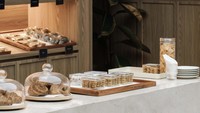 Berlokasi di tengah kota Jakarta, Energy Building, Lantai MZ, kawasan SCBD, Bruule House tidak hanya menawarkan suasana dine in yang nyaman dan showcase camilan yang menarik, tetapi juga menyajikan menu yang berbeda dari gerai Bruule lainnya.  