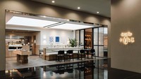 Bruule House menawarkan konsep dine in dan mini showcase yang menampilkan varian camilan, serta private room yang nyaman.  