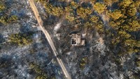 Rumah yang berada di dalam hutan juga menjadi korban amukan si jago merah. Rumah itu hangus.