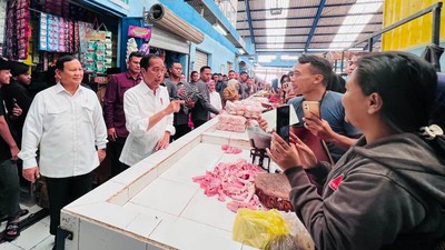 Potret Jokowi Ajak Prabowo dan Erick Blusukan Bareng ke Pasar Bululawang
