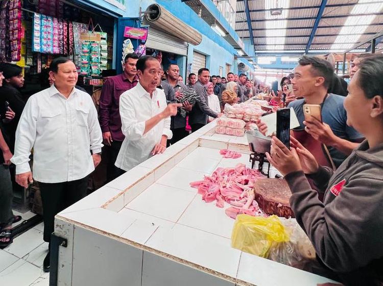 Potret Jokowi Ajak Prabowo dan Erick Blusukan Bareng ke Pasar Bululawang