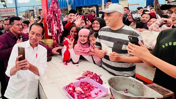 Jokowi melakukan kunjungan ke Pasar Bululawang di Kabupaten Malang, Jawa Timur. Jokowi turut didampingi Menteri Pertahanan Prabowo Subianto.