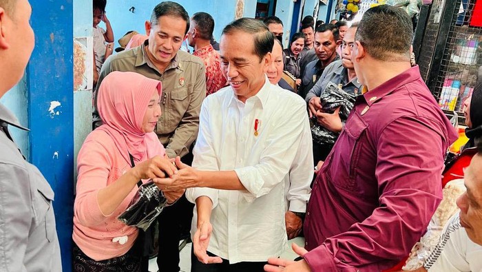 Jokowi melakukan kunjungan ke Pasar Bululawang di Kabupaten Malang, Jawa Timur. Jokowi turut didampingi Menteri Pertahanan Prabowo Subianto.