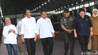Jokowi menyebut industri pertahanan di Indonesia memiliki prospek cukup bagus. Jokowi menginginkan ada pengembangan untuk memenuhi kebutuhan amunisi, khususnya peluru. Foto: Muhammad Aminudin/detikJatim