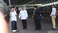 Di sela rangkaian agenda kerja di Malang, Jokowi ditanya wartawan soal peluang duet Prabowo-Erick Thohir di Pilpres 2024. Senyum Jokowi merekah, dia mengatakan bahwa Prabowo dan Erick Thohir mendampinginya karena kementerian pertahanan dan BUMN sama-sama menaungi Pindad. Foto: Muhammad Aminudin/detikJatim