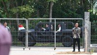 Prabowo, Jokowi, dan Erick Thohir terlihat mesra. Kunjungan ke Pindad itu sendiri merupakan salah satu rangkaian agenda kerja Jokowi di Malang. Foto: Muhammad Aminudin/detikJatim