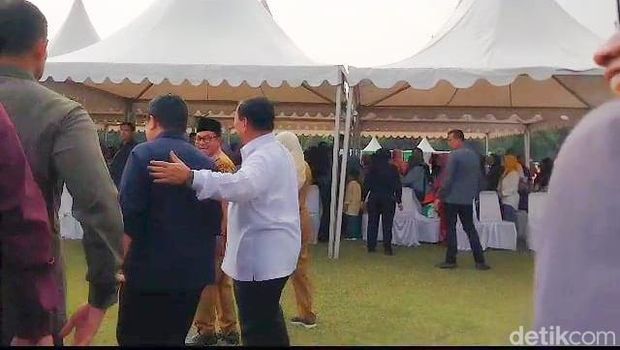 Prabowo merangkul Erick Thohir saat ditanya siapa bakal cawapres yang akan mendampinginya