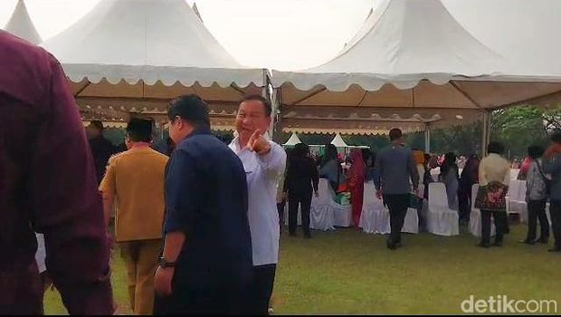 Prabowo merangkul Erick Thohir saat ditanya siapa bakal cawapres yang akan mendampinginya