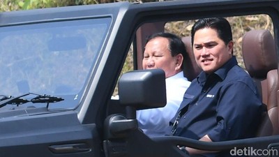 Momen Prabowo Bersama Jokowi dan Erick Thohir di Pindad Malang