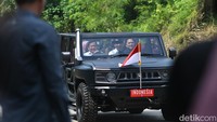 Dalam perjalanan menuju gudang amunisi Pindad, Senin (24/7/2023) siang. Prabowo terlihat mengemudikan kendaraan Ranops Maung. Sementara Erick Thohir berada di samping kemudi. Sedangkan Jokowi dan Iriana Joko Widodo duduk di belakangnya. Foto: Muhammad Aminudin/detikJatim