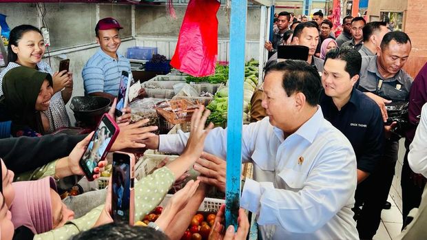Presiden Joko Widodo melakukan kunjungan ke Pasar Bululawang, Kabupaten Malang, Senin (24/7/2023) dengan di dampingi Menteri BUMN Erick Thohir dan Menteri Pertahanan Prabowo Subianto. (Dok. Laily Rachev - Biro Pers Sekretariat Presiden)