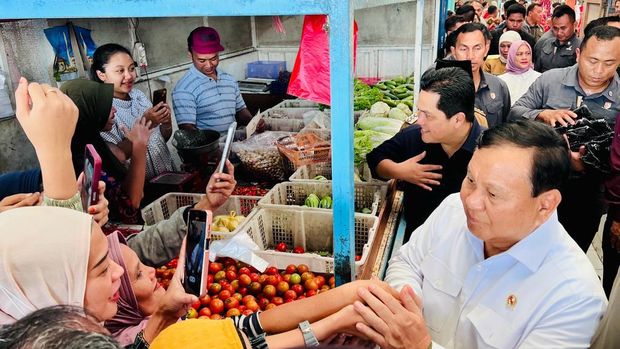 Presiden Joko Widodo melakukan kunjungan ke Pasar Bululawang, Kabupaten Malang, Senin (24/7/2023) dengan di dampingi Menteri BUMN Erick Thohir dan Menteri Pertahanan Prabowo Subianto. (Dok. Laily Rachev - Biro Pers Sekretariat Presiden)