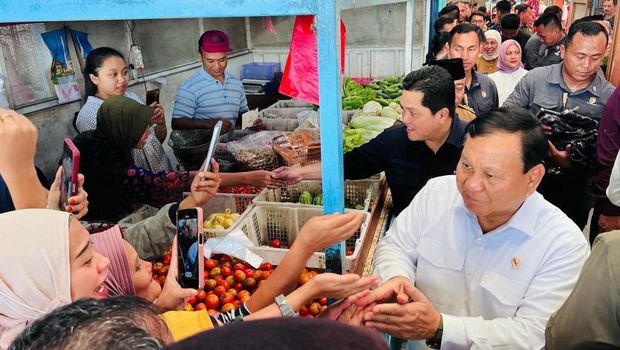 Presiden Joko Widodo melakukan kunjungan ke Pasar Bululawang, Kabupaten Malang, Senin (24/7/2023) dengan di dampingi Menteri BUMN Erick Thohir dan Menteri Pertahanan Prabowo Subianto. (Dok. Laily Rachev - Biro Pers Sekretariat Presiden)